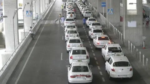 Taxis a la espera de clientes en el aeropuerto de Barajas