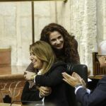 La consejera de Hacienda, María Jesús Montero, abraza a la presidenta Susana Díaz