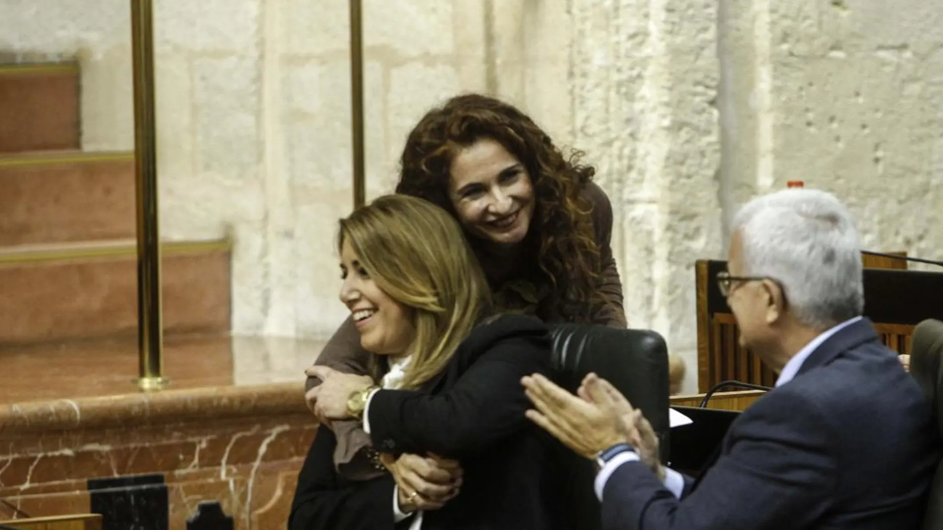 La consejera de Hacienda, María Jesús Montero, abraza a la presidenta Susana Díaz