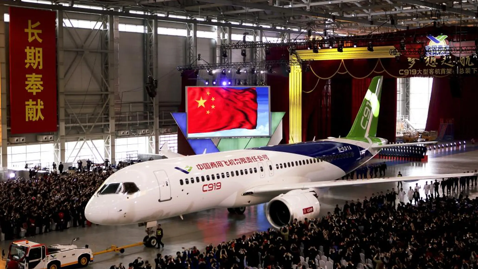 El C919 sale del hangar de la compañía en el aeropuerto de Shangai