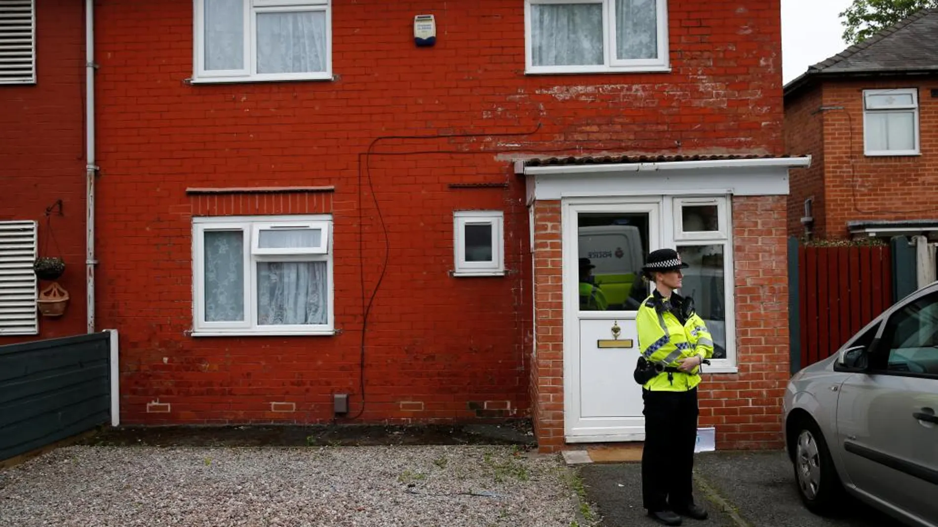 La Policía durante el registro de una vivienda en Manchester