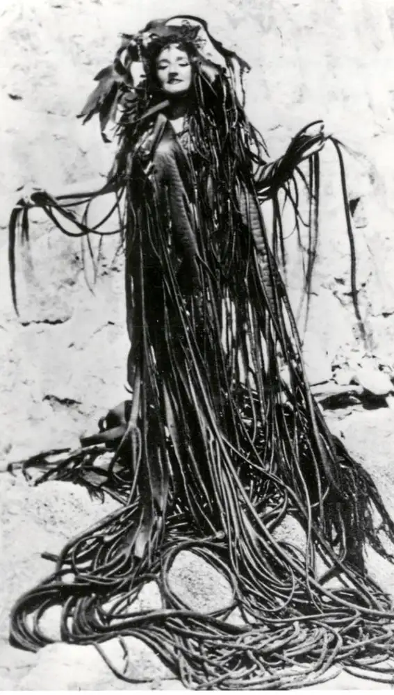«Maruja Mallo cubierta de algas» en una imagen tomada en 1945