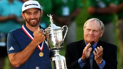 Dustin Johnson, con el trofeo