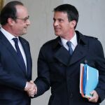 Francois Hollande y Minister Manuel Valls se saludan antes de la reunión extraordinaria