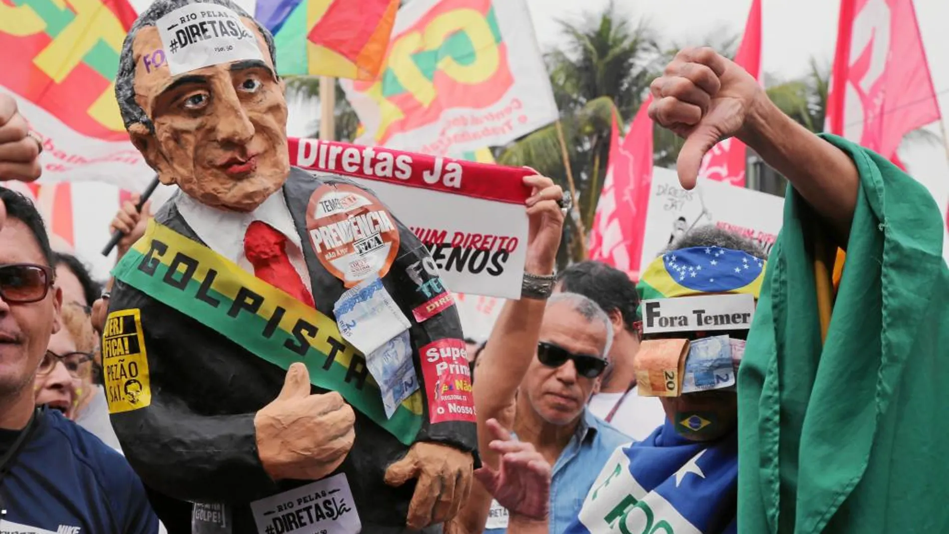 Manifestantes piden ayer en las calles de Río de Janeiro la dimisión del presidente Michel Temer por sus escándalos de corrupción