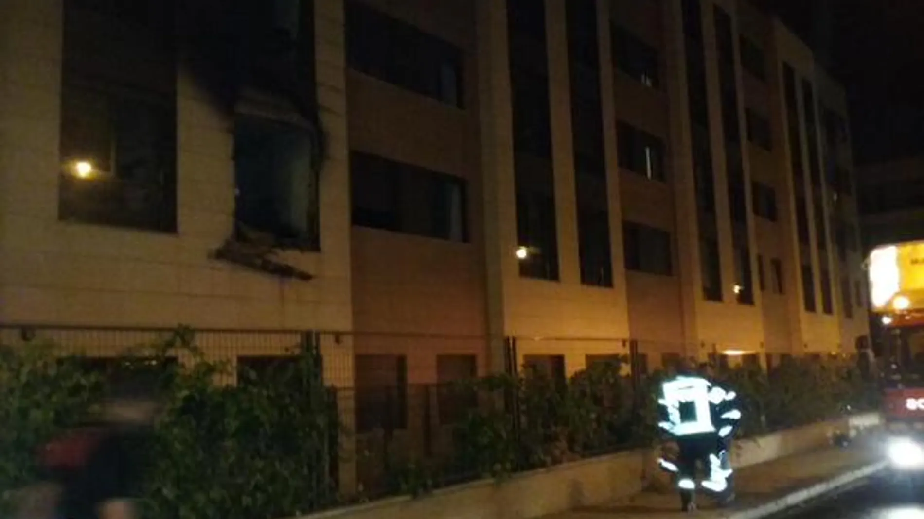 Los bomberos revisan el edificio tras el incendio