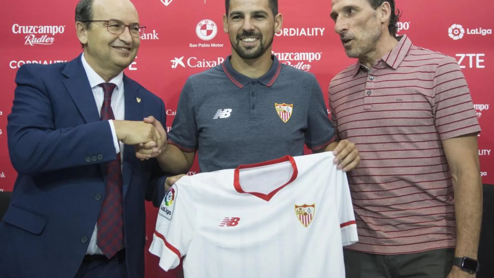 Nolito posa con la camiseta junto al presidente del club, José Castro(i), y del director deportivo, Oscar Arias