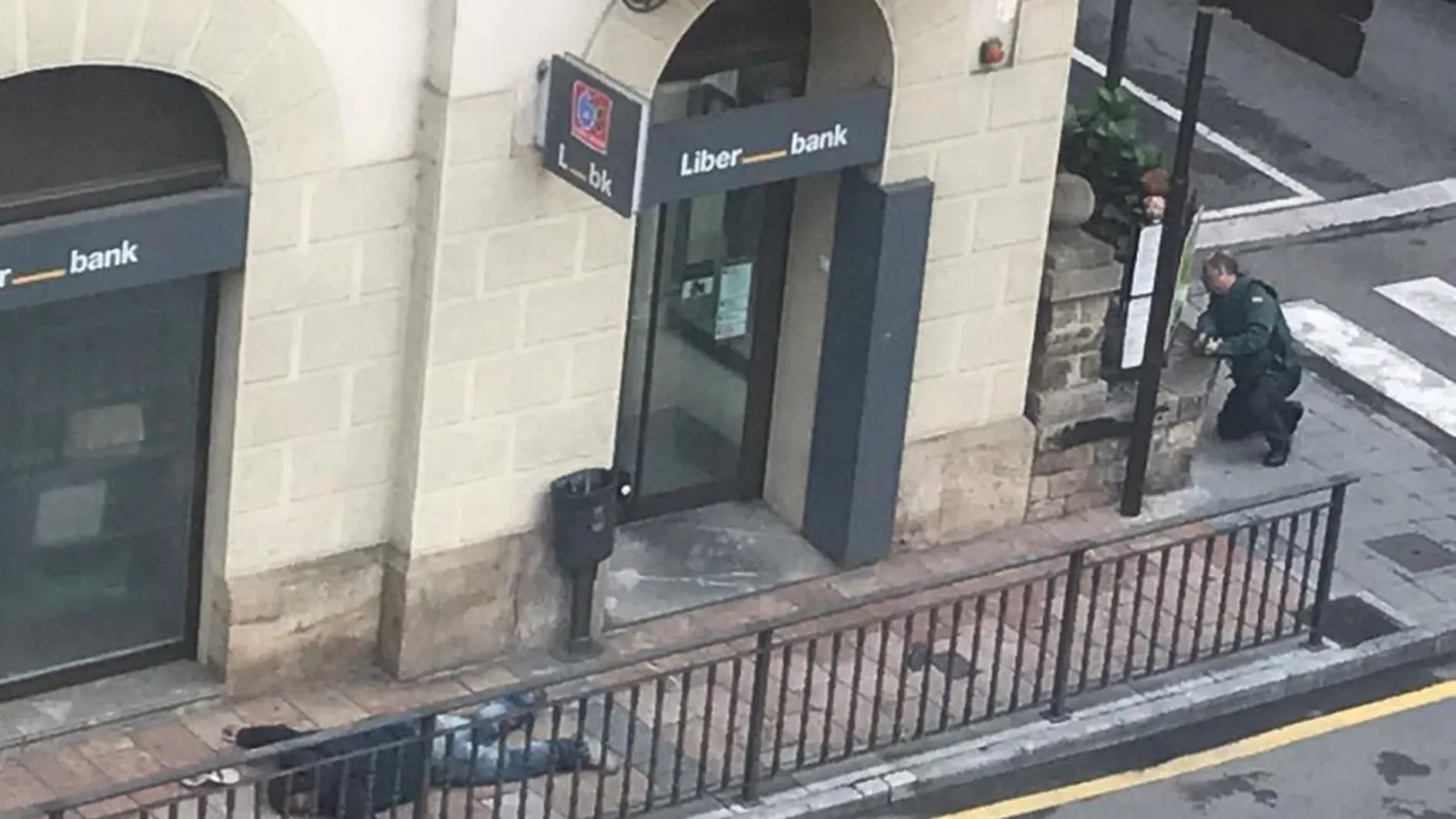 Un agente de la Guardia Civil ha resultado herido de bala en un brazo.