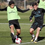 Jesús Vallejo, de amarillo, en el entrenamiento de ayer del Real Madrid
