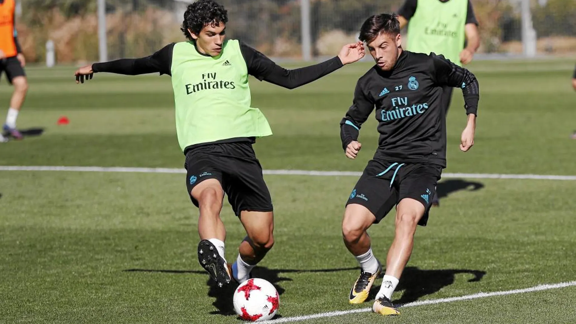 Jesús Vallejo, de amarillo, en el entrenamiento de ayer del Real Madrid