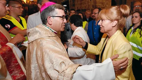 Los fieles dan el abrazo de paz a su nuevo pastor, al finalizar la ceremonia