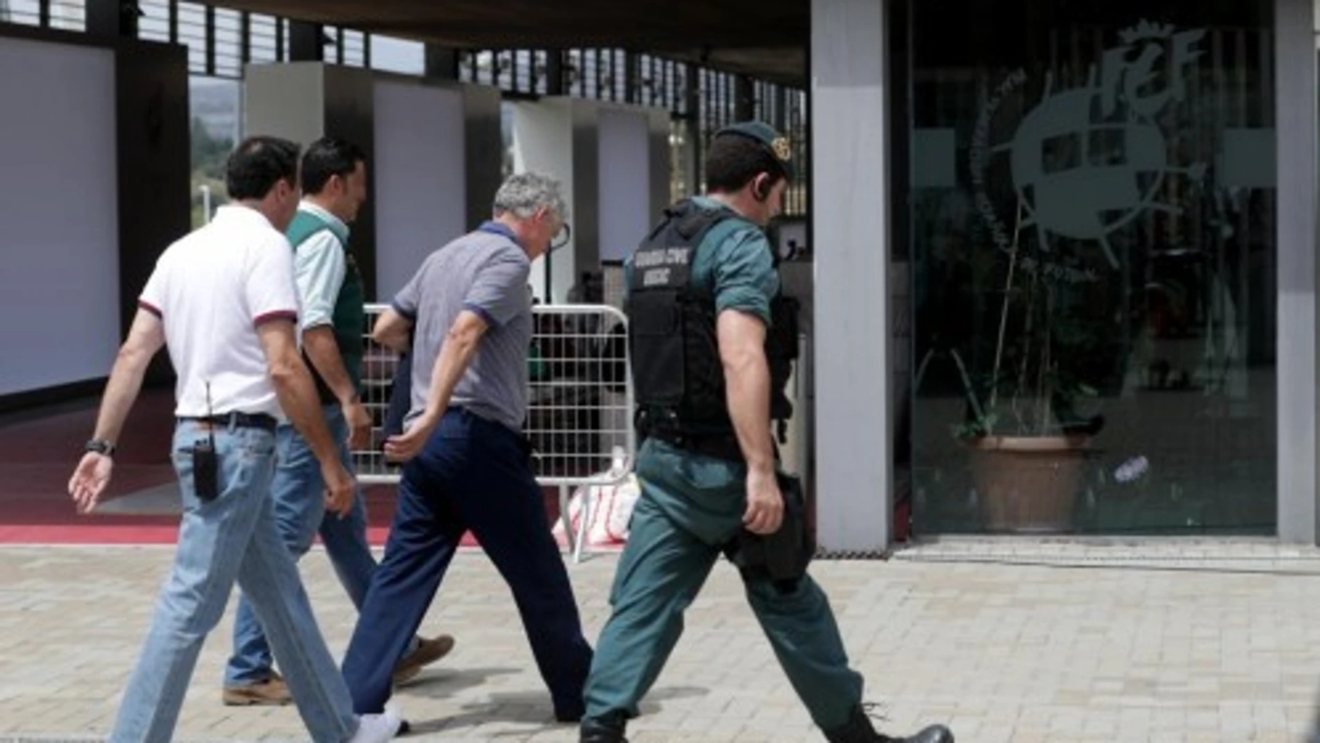 Agentes de la Guardia Civil custodian a Villar el pasado martes durante los registros ordenados por el juez