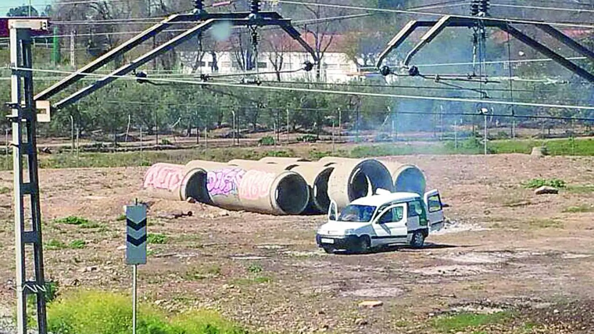 Junto a restos de más hogueras, el PP localizó el viernes restos quemados cerca del parque Riberas del Guadaíra