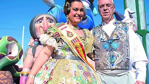 El presidente de la Asociación, José Enrique Amores y la fallera mayor de la misma, María Cortés
