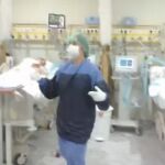 Momento en el que una de las enfermeras baila junto a los pacientes