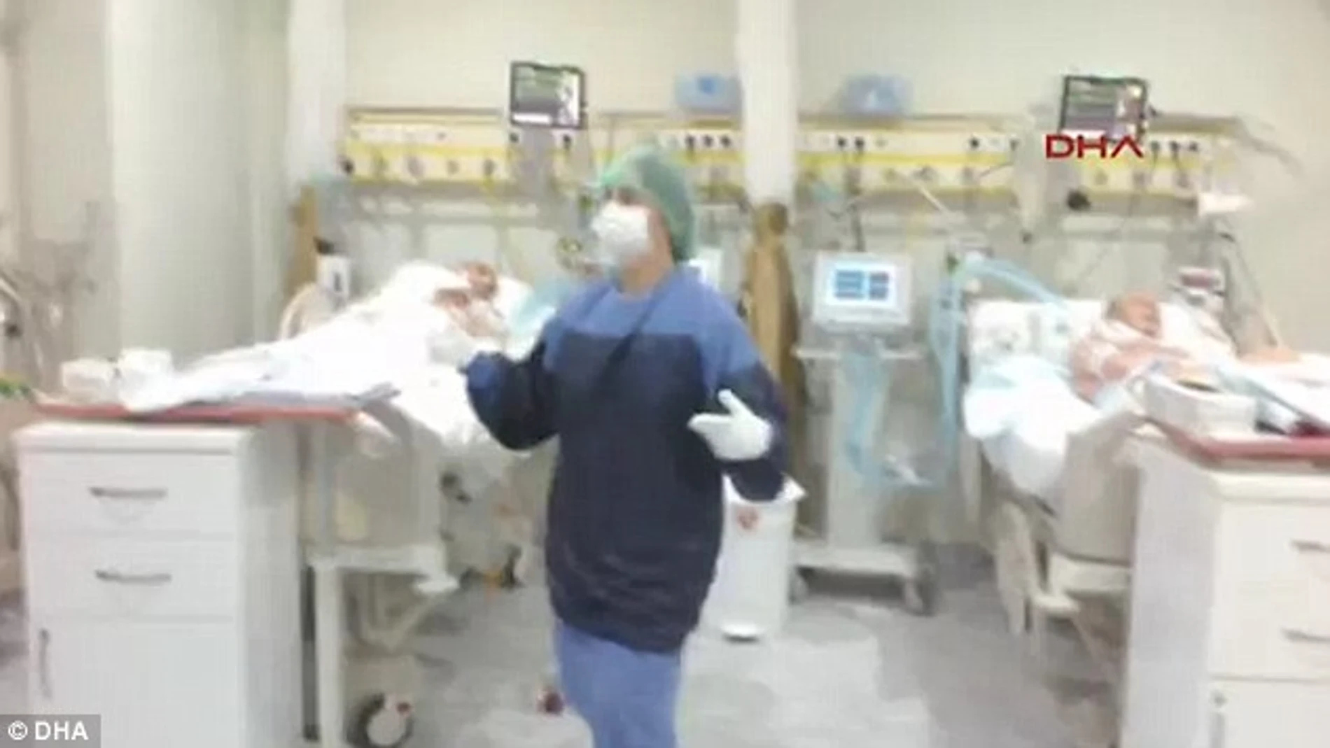 Momento en el que una de las enfermeras baila junto a los pacientes