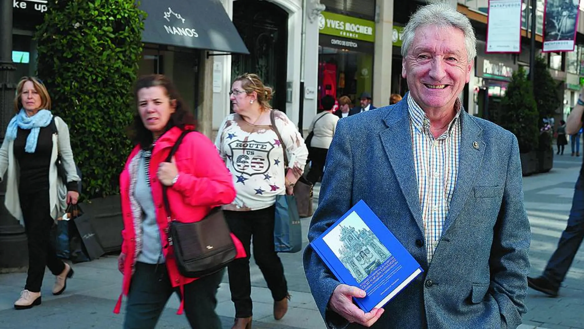 El catedrático Celso Almuiña con el libro con el que le ha rendido homenaje la Universidad de Valladolid.