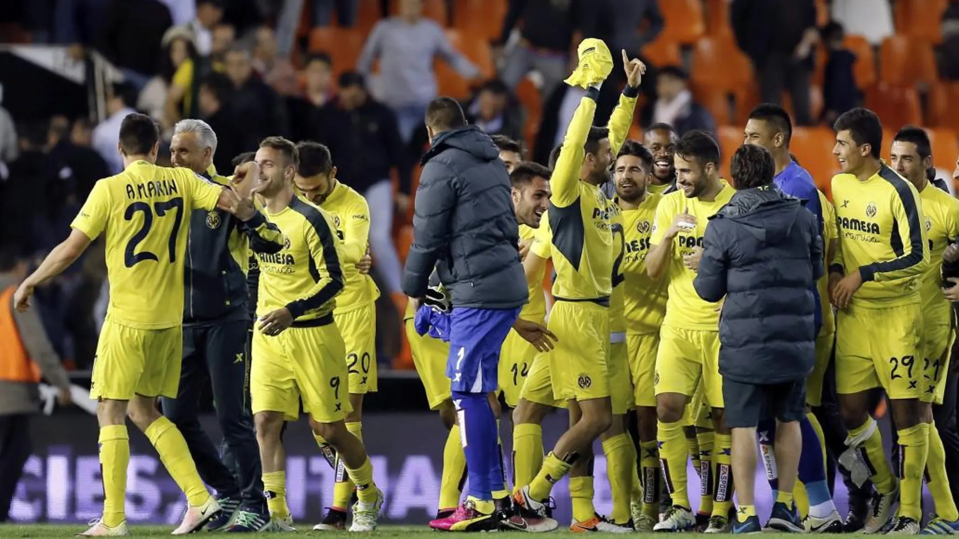 Los jugadores del Villarreal celebran la victotia ante el Valencia, al término del partido