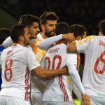 El español Aritz Aduriz (c) celebra con sus compañeros después de anotar un gol