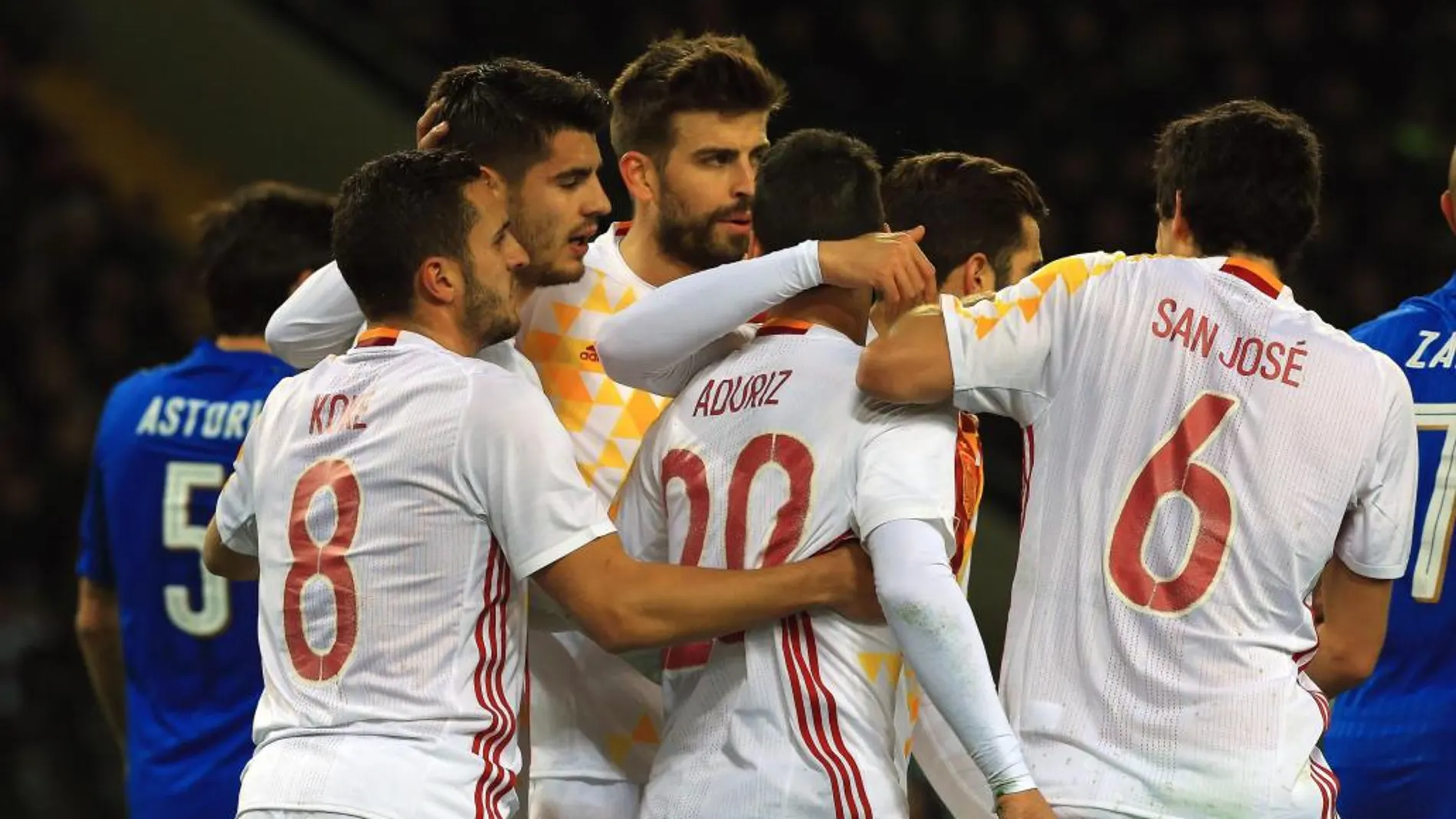 El español Aritz Aduriz (c) celebra con sus compañeros después de anotar un gol
