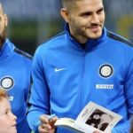 El capitán del Inter, Mauro Icardi, firma una copia de «El diario de Ana Frank» para un niño antes de un partido