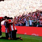 El centrocampista del Athletic Club, Raúl García, recibe la felicitación de sus compañeros tras marcar el segundo gol al Espanyol