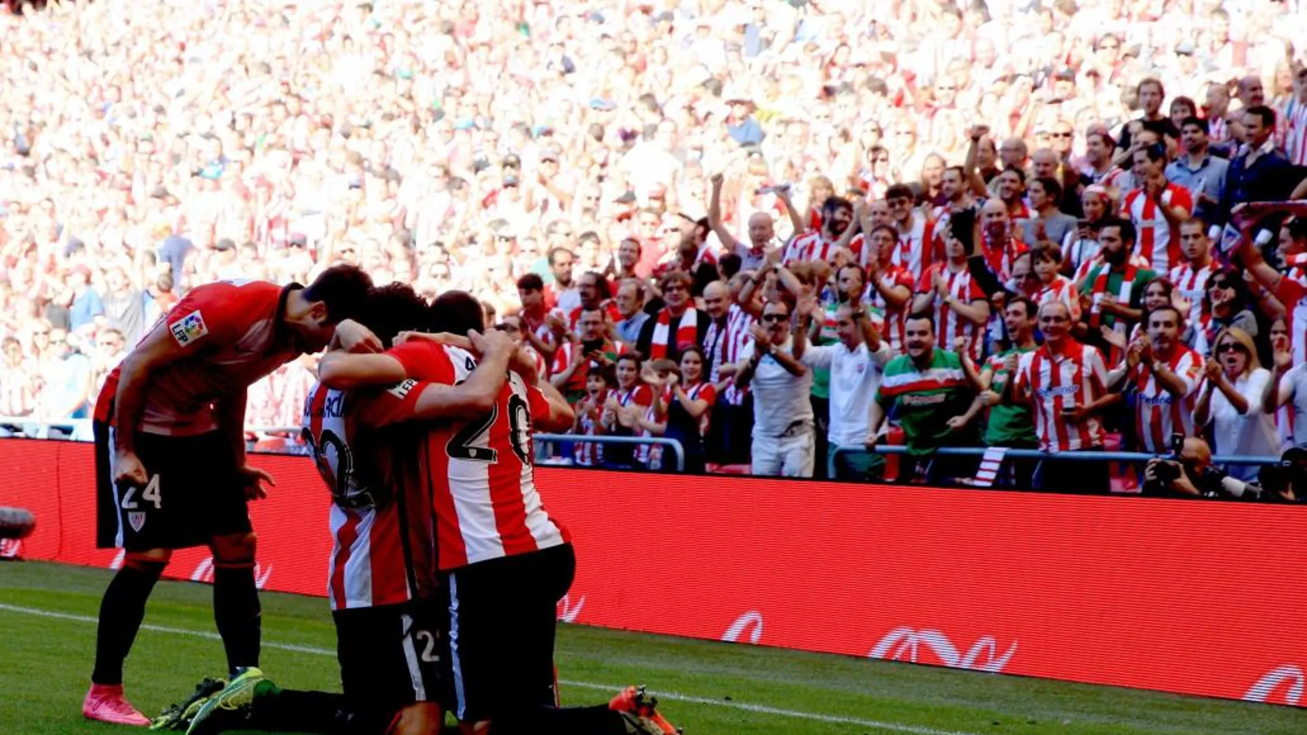 El centrocampista del Athletic Club, Raúl García, recibe la felicitación de sus compañeros tras marcar el segundo gol al Espanyol