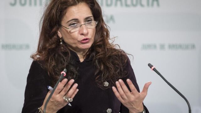 «Suficiencia financiera» y «plenas competencias». María Jesús Montero defendió la autonomía de la Junta para reimplantar las 35 horas