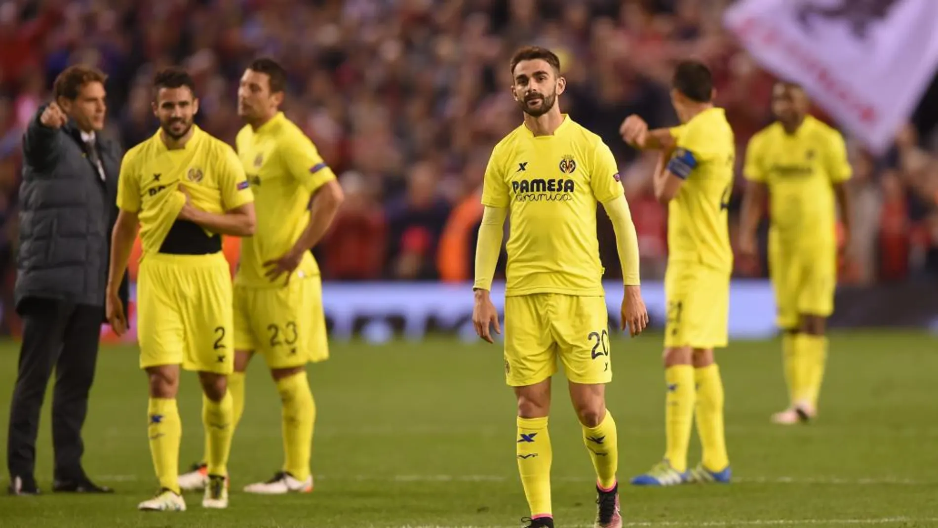 Jugadores de Villarreal lamentan la derrota ante Liverpool