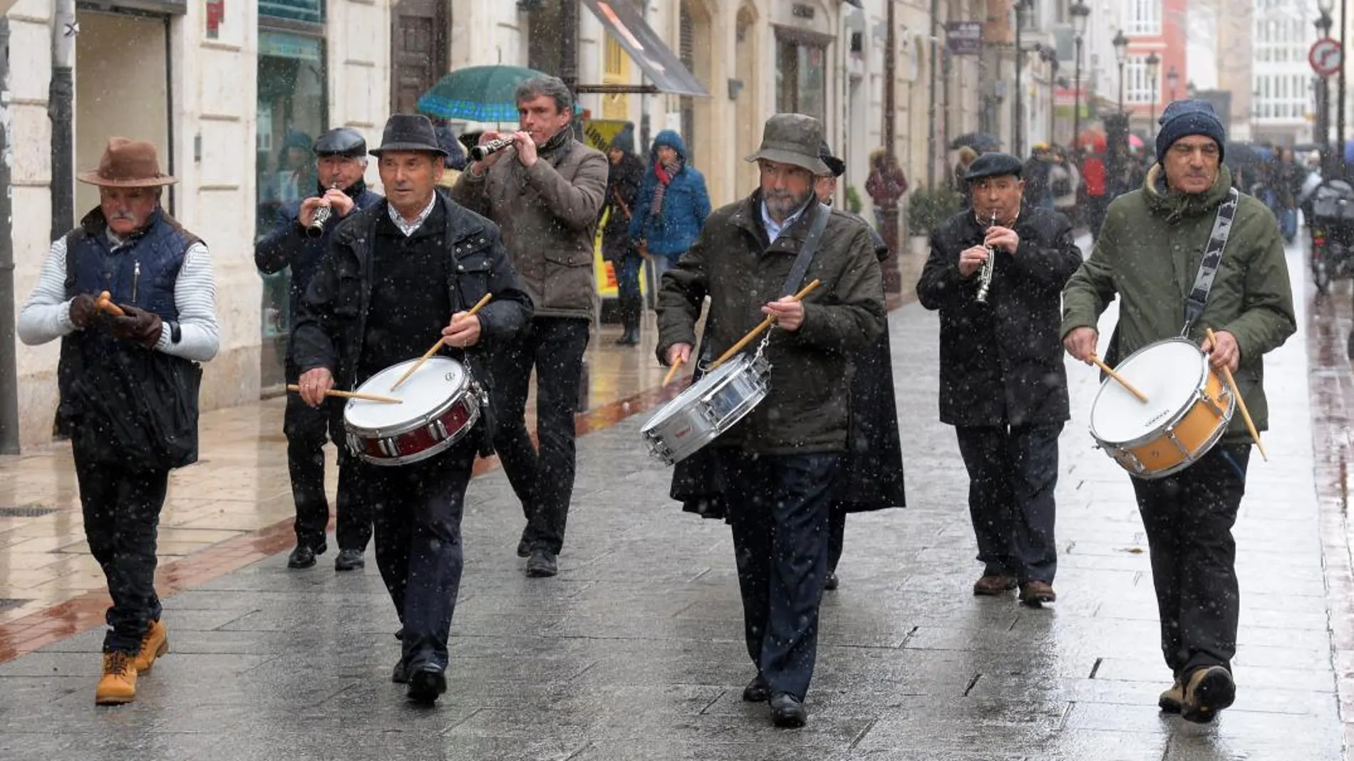 Dulzaineros por las calles de Burgos desafiando el mal tiempo