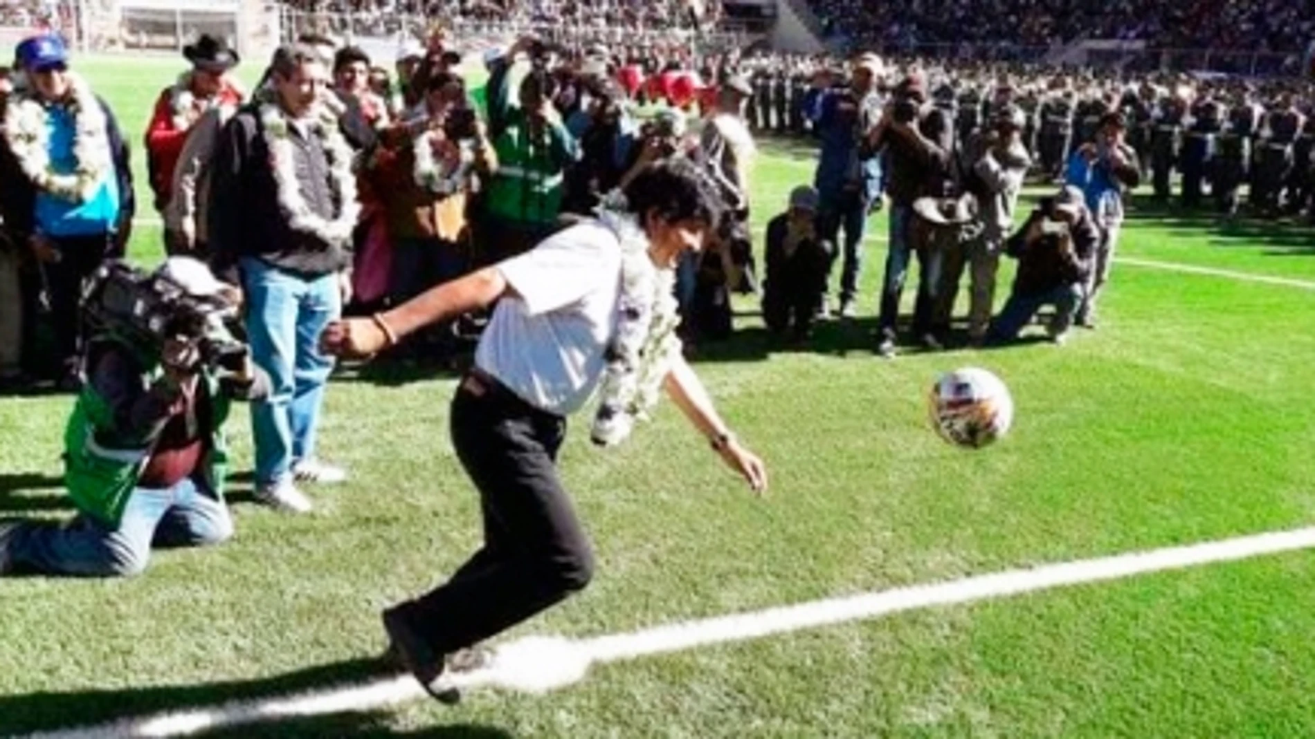 El ridículo de Evo Morales al hacer el saque de honor de un partido y dar con el balón a dos militares