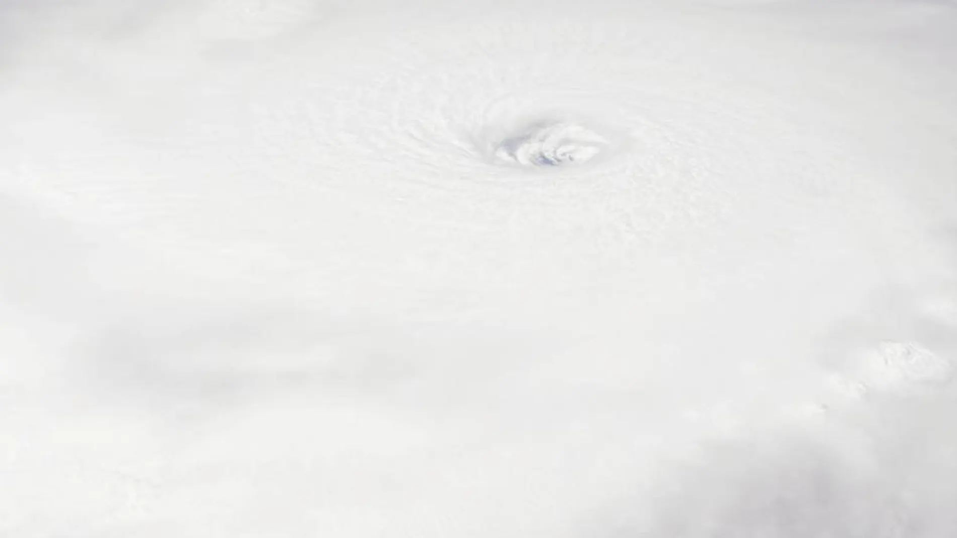 Fotografía cedida por la Estación Espacial Internacional de la NASA (ISS), muestra el ojo del huracán Irma claramente visible desde la ISS, ya que orbitaba sobre la tormenta de Categoría 5 en el Océano Atlántico.