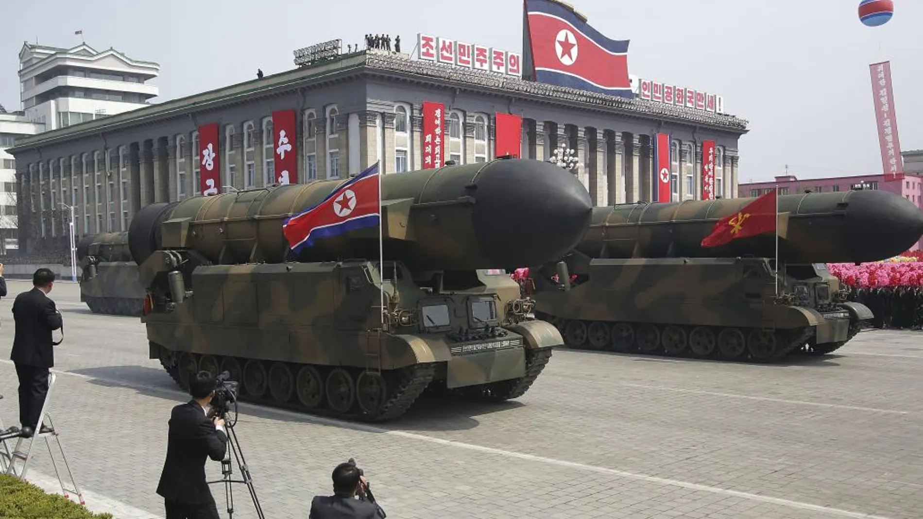 El líder norcoreano, Kim Jon-un ha mostrado su potencial armamentístico durante el desfile militar en Pyonyang