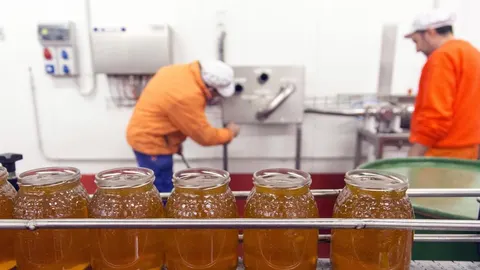 Envasado de miel en una factoría en Salamanca