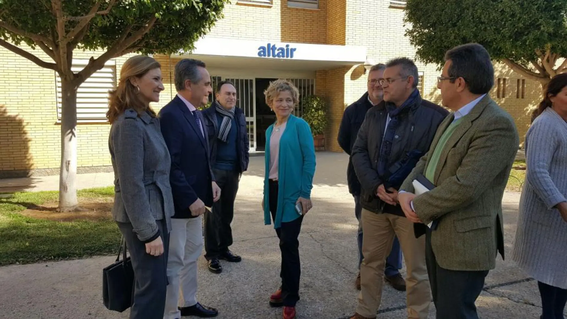 Miembros del PP visitaron el colegio Altair para apoyar a los centros de educación diferenciada a los que la Junta niega la renovación de los conciertos