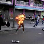  La quema de un joven ilustra el giro violento de Venezuela