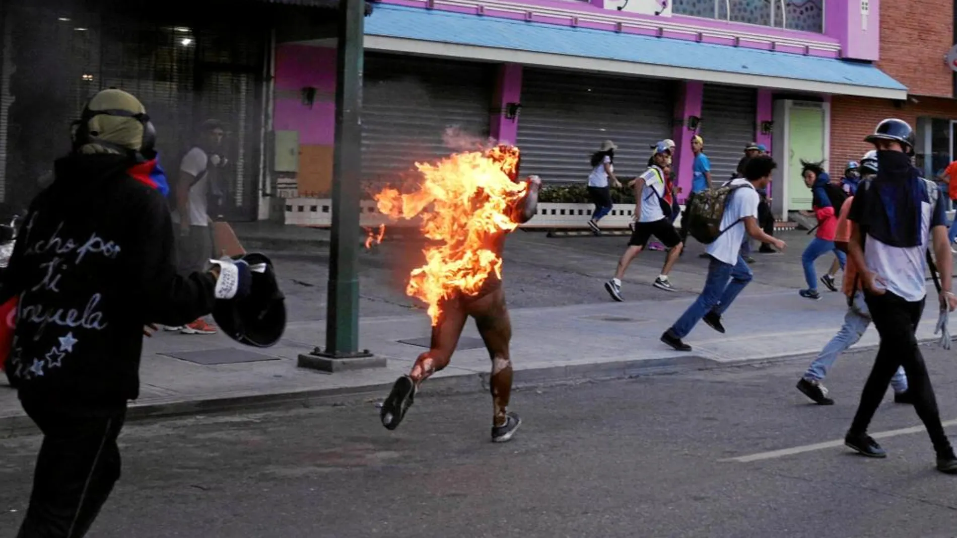 El hombre envuelto en llamas tras ser rociado con gasolina en Caracas el pasado sábado