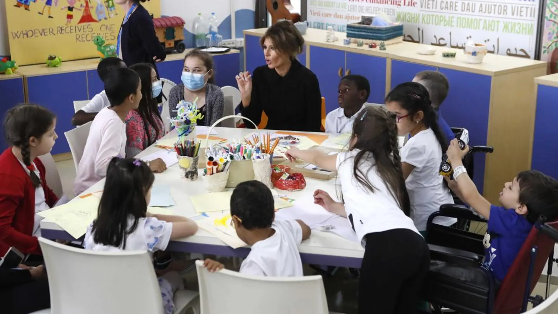 Melania Trump visitó la ludoteca en la que permaneció durante unos 20 minutos con niños de edades comprendidas entre los 5 y los 10 años