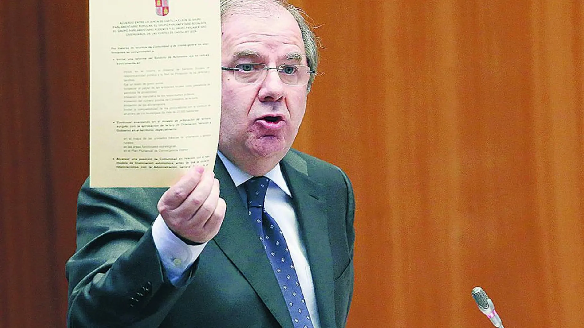 El presidente Juan Vicente Herrera, durante una de sus intervenciones ayer en el Pleno de las Cortes