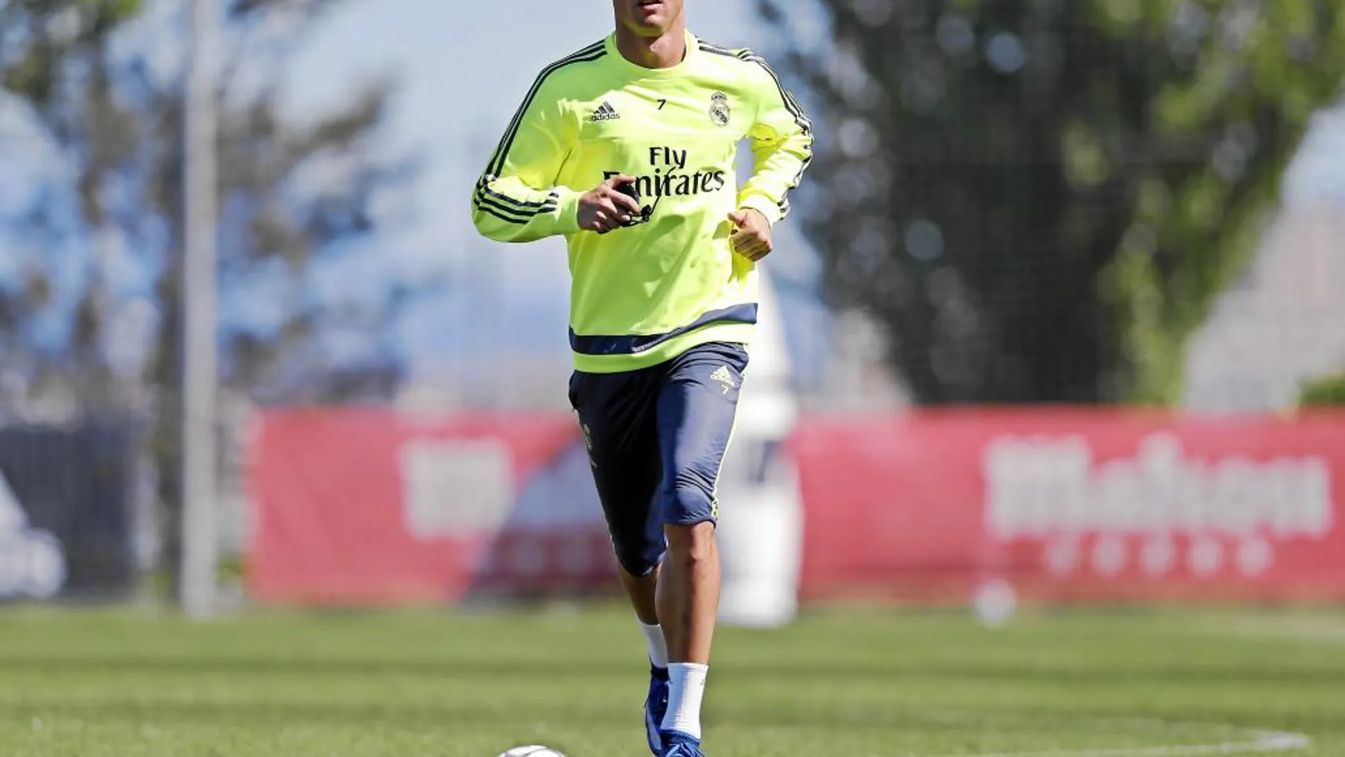 Cristiano Ronaldo subió ayer esta imagen, tocando balón sobre el césped de Valdebebas, a «Instagram»