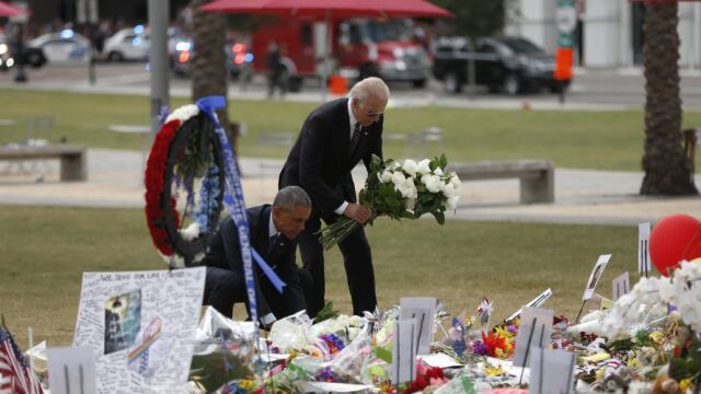 El presidente Barack Obama y el vicepresidente Joe Biden, rinden homenaje a las víctimas mortales del tiroteo en Orlando