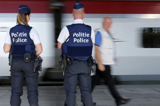 Policías en el metro de Bruselas. Bélgica ve riesgo «inminente» de atentado en su territorio
