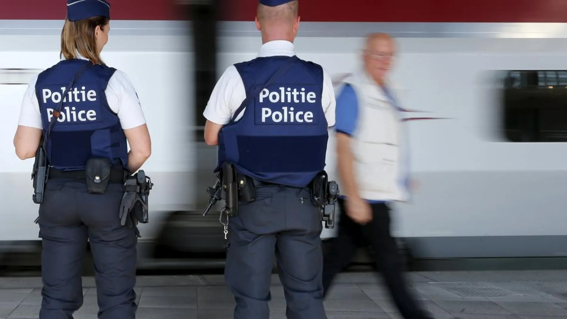 Policías en el metro de Bruselas. Bélgica ve riesgo «inminente» de atentado en su territorio