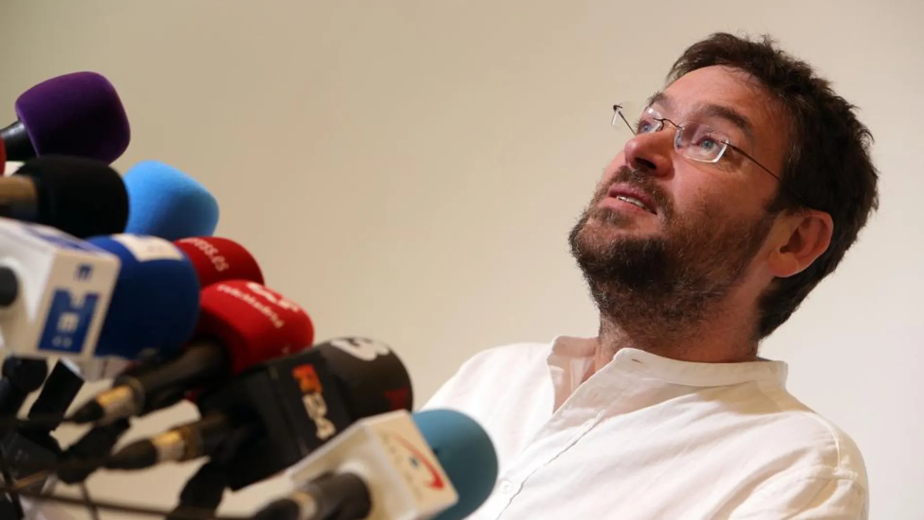 El secretario general de Podem, Albano-Dante Fachin, durante la rueda de prensa que ofreció ayer en Barcelona