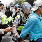 Arresto de manifestantes. La Policía detuvo el miércoles a decenas de venezolanos que apoyaban el referéndum revocatorio contra Maduro