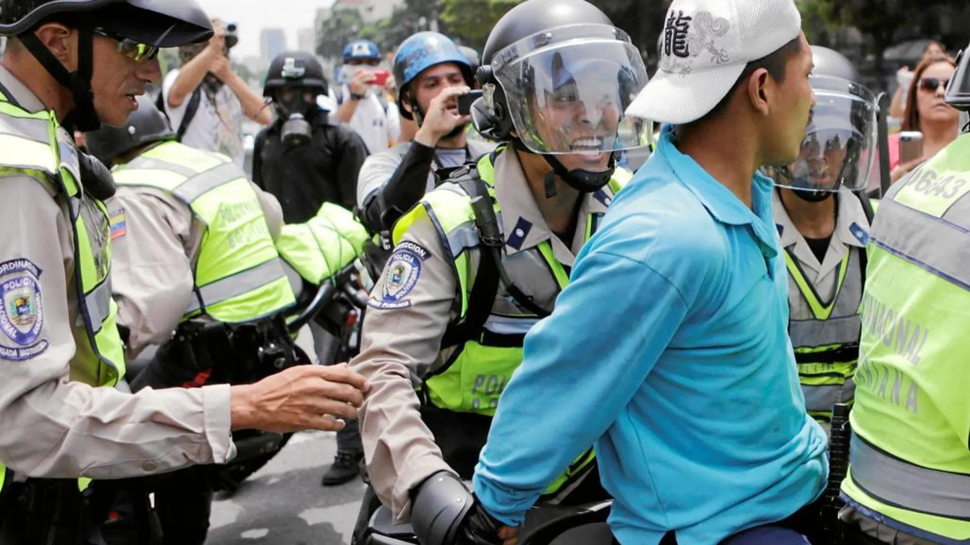 Arresto de manifestantes. La Policía detuvo el miércoles a decenas de venezolanos que apoyaban el referéndum revocatorio contra Maduro