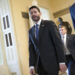 El presidente de la Cámara de Representantes de EE.UU., Paul Ryan, camina en el Capitolio de Washington
