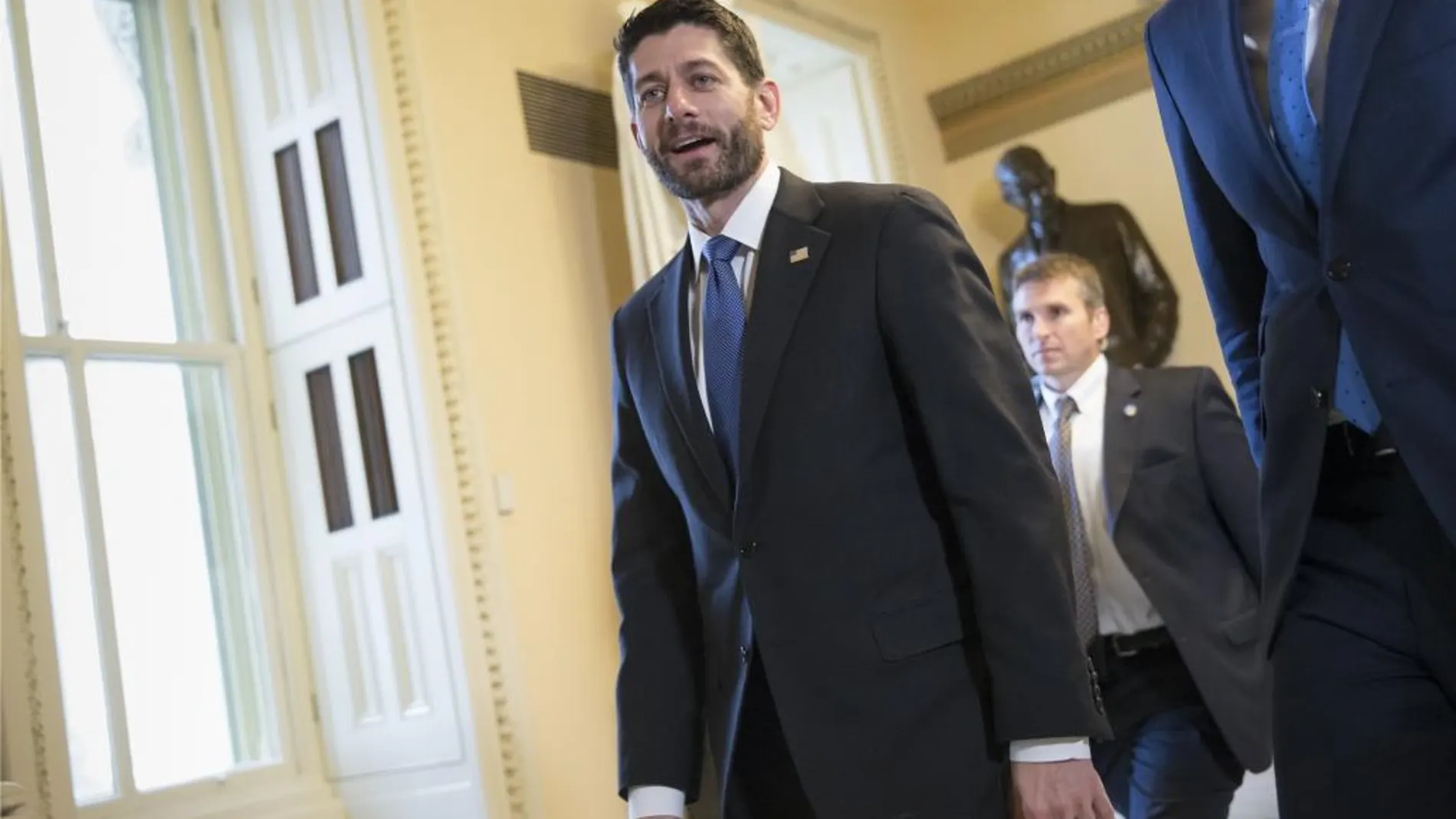 El presidente de la Cámara de Representantes de EE.UU., Paul Ryan, camina en el Capitolio de Washington