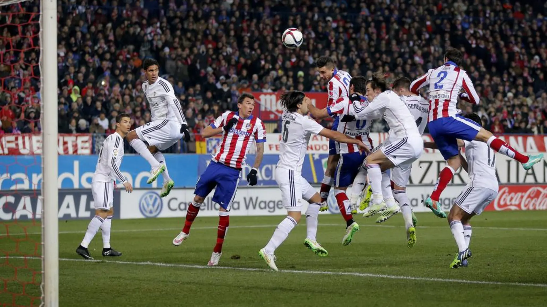 Atlético y Real Madrid se enfrentan en el Calderón en la pasada temporada.