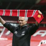 El nuevo entrenador del Manchester United, José Mourinho, posa para los medios durante su presentación en el estadio de Old Trafford, en Manchester
